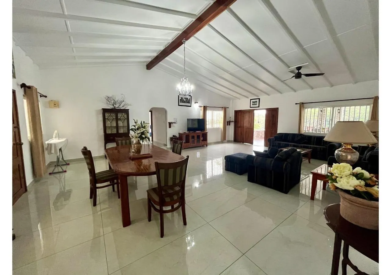 Baie Lazare  Holiday Home